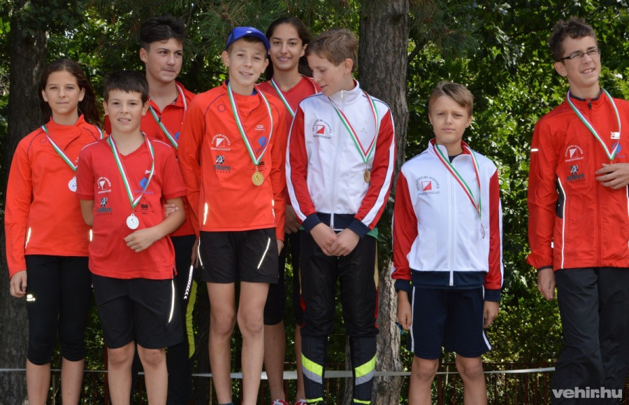 A 14 éves korcsoportban a sprint váltó versenyszámban teljes VHSE fölény a dobogón: 1. Bálint Benedek, Mérő Dominika és Angyal Dániel; 2. Miskey Bendegúz, Papp Viktória Éva és Bálint Ádám; 3. Vincze Barnabás, Berzsenyi Bence és Kápolnás Kata (A fotóról Kápolnás Kata hiányzik.)