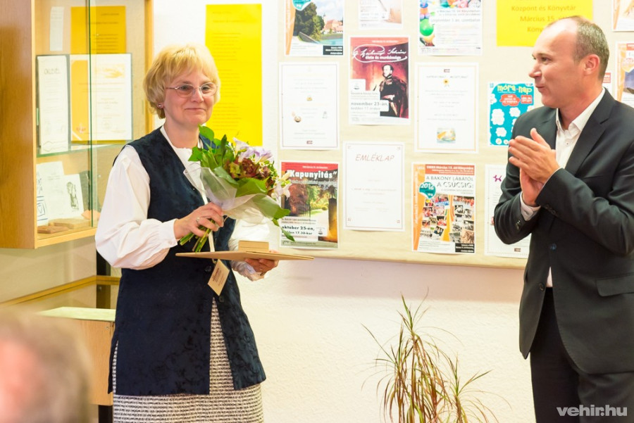 A díjat Porga Gyula polgármester adta át