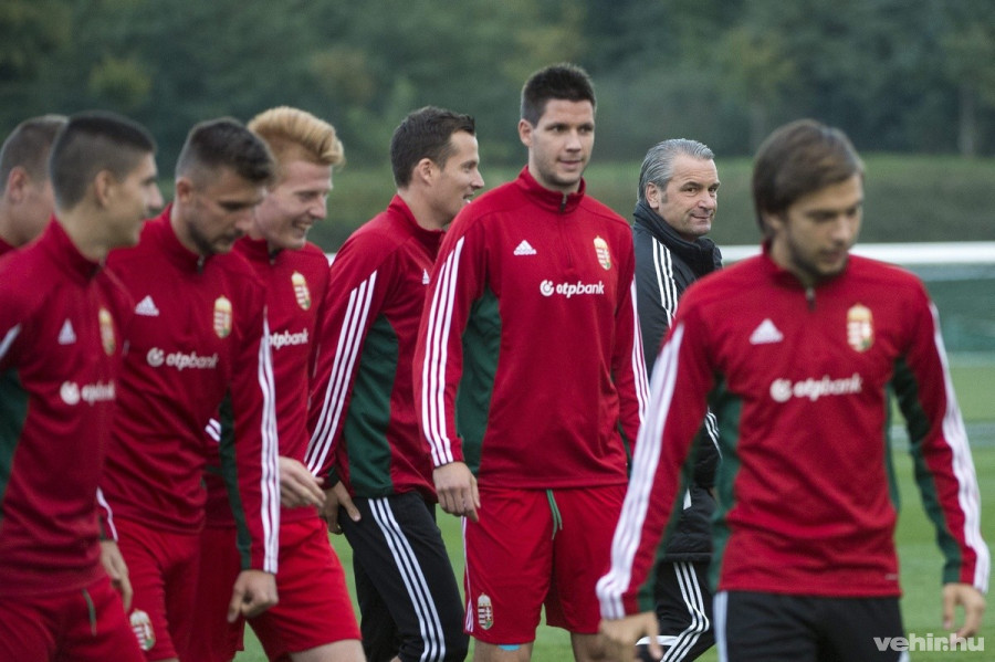 Bernd Storck szövetségi kapitány (j2) a válogatott a magyar labdarúgó-válogatott tagjai között a Feröer-szigetek elleni Európa-bajnoki selejtezőmérkőzés előtti edzésen a Magyar Labdarúgó Szövetség (MLSZ) telki edzőközpontjában 2015. október 5-én. MTI Fotó: Illyés Tibor 