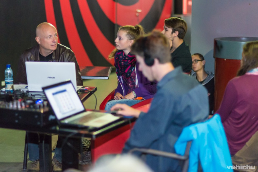 Buvári Tamás bal oldalt