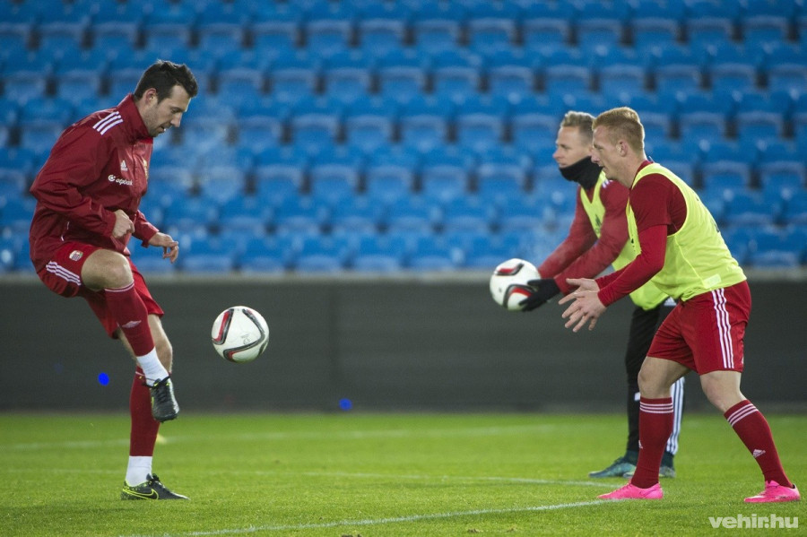 Elek Ákos, Dzsudzsák Balázs és Kleinheisler László (b-j) a november 12-i Norvégia-Magyarország labdarúgó Európa-bajnoki pótselejtező mérkőzésre készülő magyar labdarúgó-válogatott edzésén az oslói Ullevaal Stadionban 2015. november 11-én. MTI Fotó: Illyés Tibor