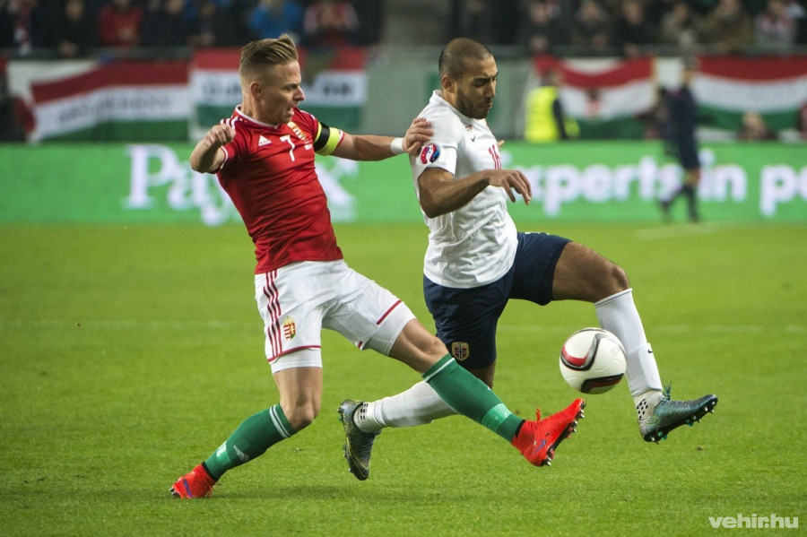 Dzsudzsák Balázs (b) és a norvég Haitam Aleesami a Magyarország-Norvégia labdarúgó Európa-bajnoki pótselejtező mérkőzésen a budapesti Groupama Arénában 2015. november 15-én. MTI Fotó: Illyés Tibor