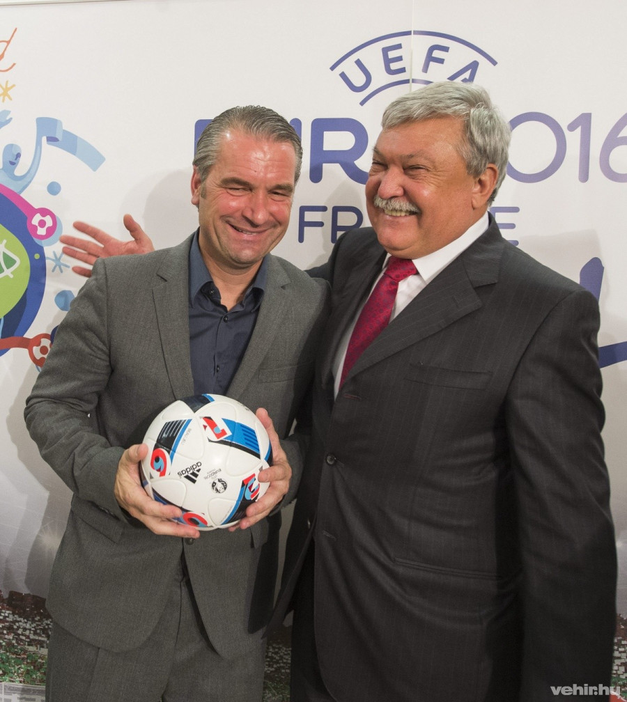 Csányi Sándor, a Magyar Labdarúgó Szövetség elnöke (j) és Bernd Storck szövetségi kapitány a szövetség elnökségi ülése után tartott sajtótájékoztatón az MLSZ székházában 2015. november 16-án. Az Európa-bajnokság végéig Bernd Storck marad a magyar labdarúgó-válogatott szövetségi kapitánya. MTI Fotó: Illyés Tibor