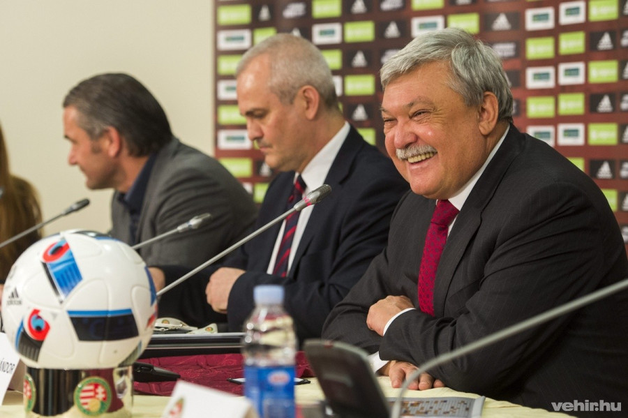 Csányi Sándor, a Magyar Labdarúgó Szövetség elnöke (j), Bernd Storck szövetségi kapitány (b) és Vági Márton főtitkár a szövetség elnökségi ülése után tartott sajtótájékoztatón az MLSZ székházában 2015. november 16-án. Az Európa-bajnokság végéig Bernd Storck marad a magyar labdarúgó-válogatott szövetségi kapitánya. MTI Fotó: Illyés Tibor