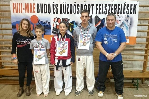 Balról: Kovács Dorka, Kovács Gergő, Bécsi Nikolett,, Simon Imre és Vajky László