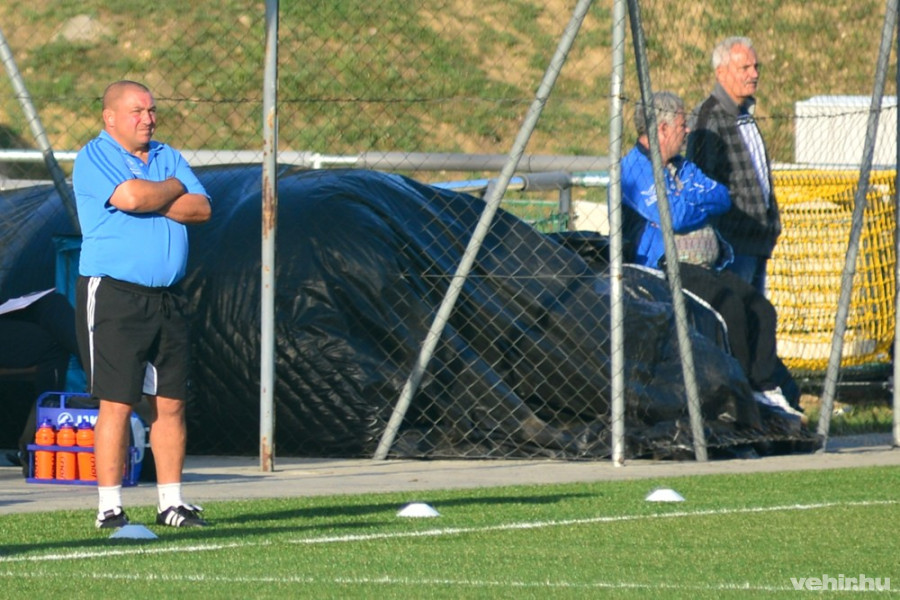 Rugovics Vendel (a kép bal oldalán) a Veszprémi LS kispadja előtt