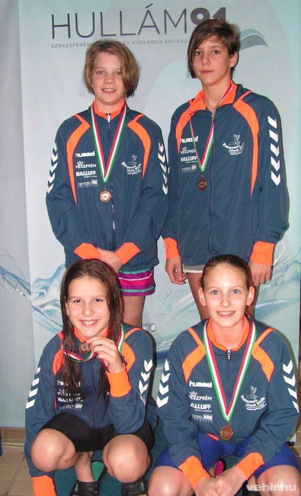 Álló sor (balról jobbra): Mürkli Luca, Hegyháti Csenge. Guggolnak: Veisz Dóra és Nyiri Villő