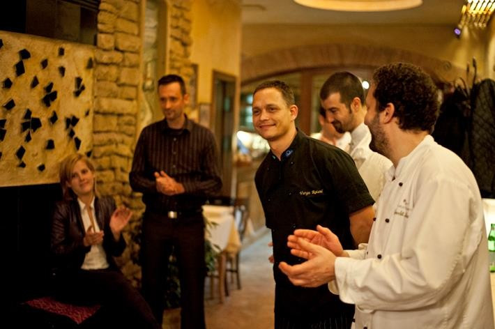 Varga Roland fekete kabátban