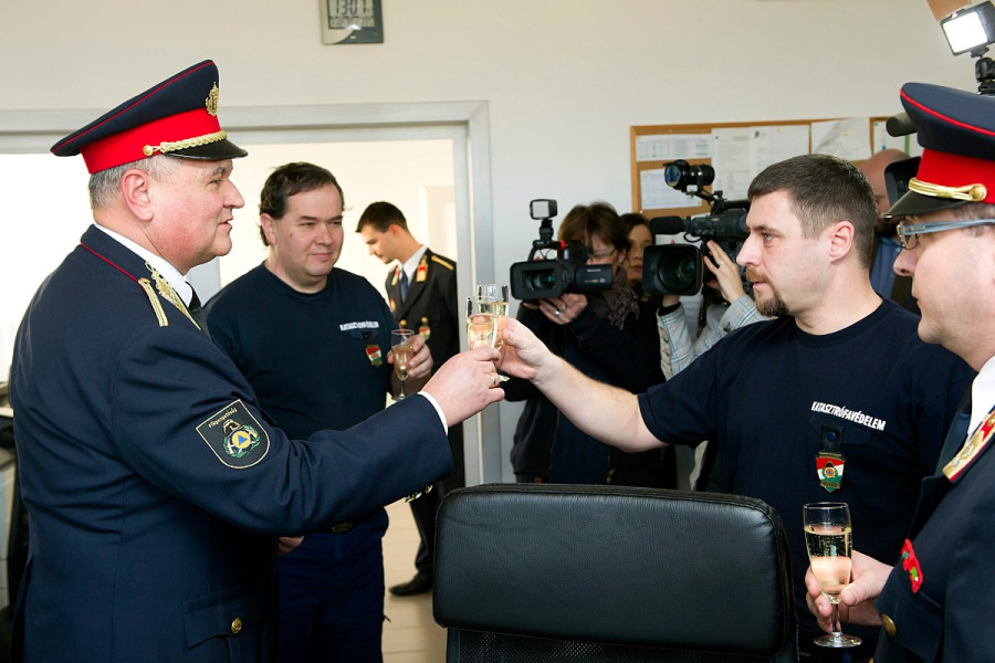Alkoholmentes pezsgővel ünnepeltek a szolgálatban lévő tűzoltók (fotó: MTI)