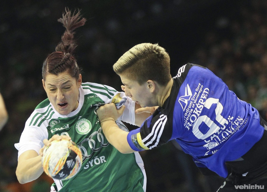 A győri Eduarda Amorim (b) és a montenegrói Suzana Lazovic a női kézilabda Bajnokok Ligája középdöntőjében vívott Győri Audi ETO KC - Buducnost Podgorica mérkőzésen a Győri Arénában 2016. január 9-én. MTI Fotó: Kovács Anikó