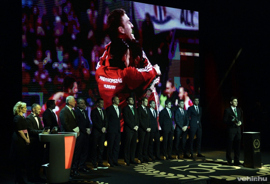 A magyar labdarúgó-válogatott, az év csapata az M4 Sport - Az Év sportolója gálán a Nemzeti Színházban 2016. január 14-én. Jobbra Gera Zoltán csapatkapitány. MTI Fotó: Kovács Tamás