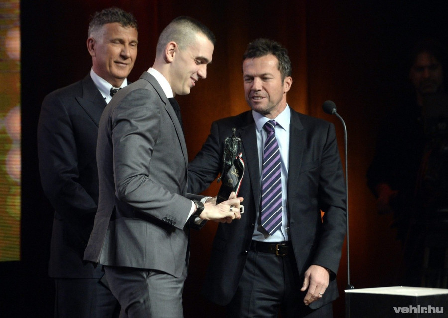 Cseh László úszó átveszi az év férfi sportolójának járó díjat Lothar Matthäus német labdarúgótól, magyar labdarúgó-válogatott korábbi szövetségi kapitányától (j) az M4 Sport - Az Év sportolója gálán a Nemzeti Színházban 2016. január 14-én. MTI Fotó: Kovács Tamás