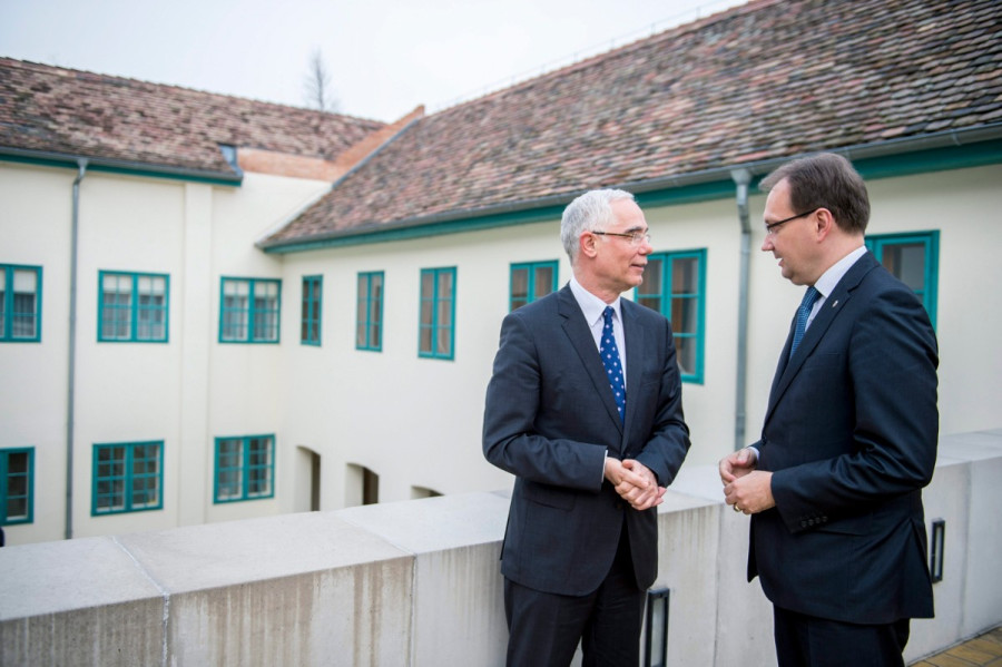 Balog Zoltán és Hoppál Péter a pécsi Zsolnay-negyedben pénteken (MTI)