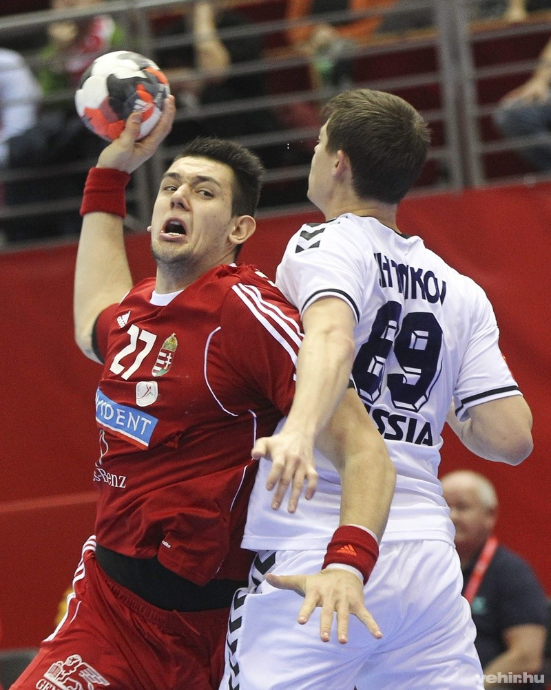 Bánhidi Bence (b) és az orosz Dimitrij Zsitnyikov a férfi kézilabda Európa-bajnokság D csoportjában játszott Oroszország - Magyarország mérkőzésen Gdanskban, az Ergo Arénában 2016. január 18-án. MTI Fotó: Kovács Anikó