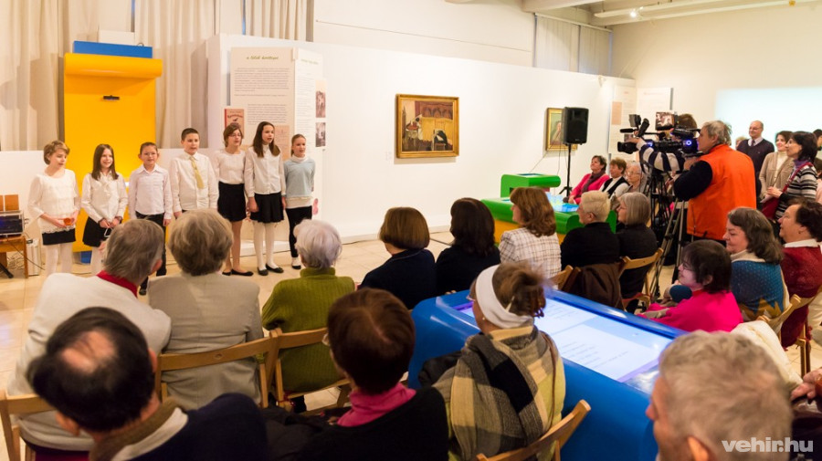 A megnyitón a Padányi Katolikus Iskola diákjai adták elő Weöres Sándor verseit