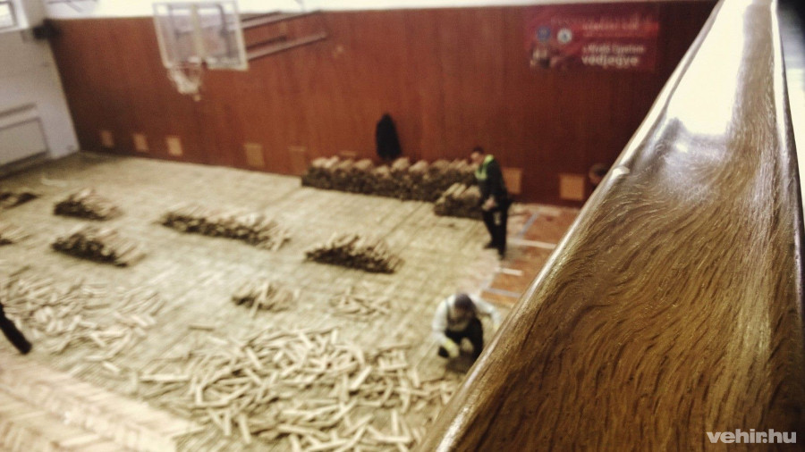 Gőzerővel zajlik a munka az egyetemi tornacsarnokban - Fotók: Pannon Egyetem Testnevelési és Sportintézet