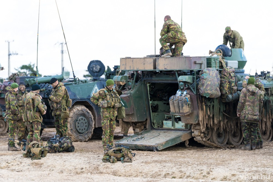 Veszprém környékén gyakorlatozó holland katonák (archív)