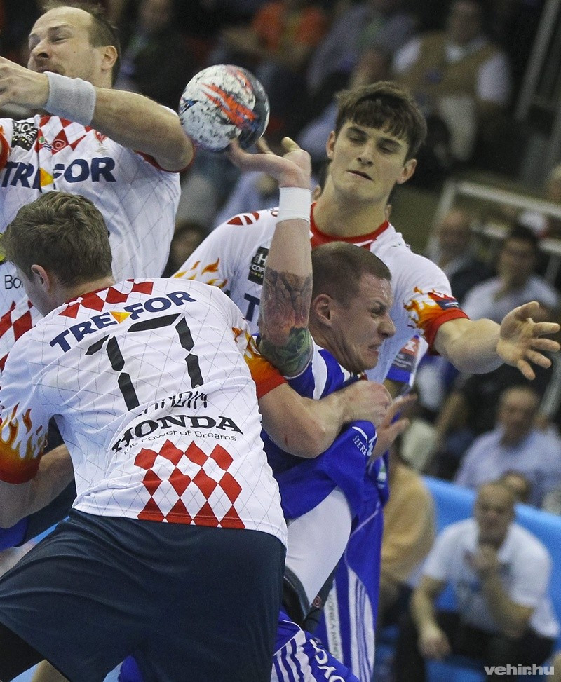 A szegedi Zubai Szabolcs, valamint Lars Troels Jorgensen (b), Nikolaj Enderleit (b2), és Magnus Landin Jacobsen (háttal), a dán csapat játékosai a férfi kézilabda Bajnokok Ligája a B-csoportjának tizenegyedik fordulójában játszott MOL-Pick Szeged - Kolding Kobenhavn mérkőzésen Szegeden, a Városi Sportcsarnokban 2016. február 14-én. MOL-Pick Szeged - Kolding 34-23 (18-13). MTI Fotó: Kovács Anikó