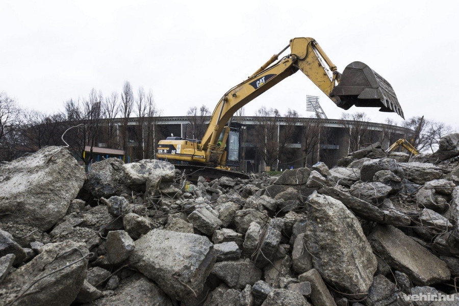 Munkagép a Puskás Ferenc Stadion bontásán 2016. március 1-jén. A tervek szerint nyolc hónapig tart a bontás, az új aréna építése decemberben kezdődhet el és 2019-ben fejeződik be. MTI Fotó: Szigetváry Zsolt