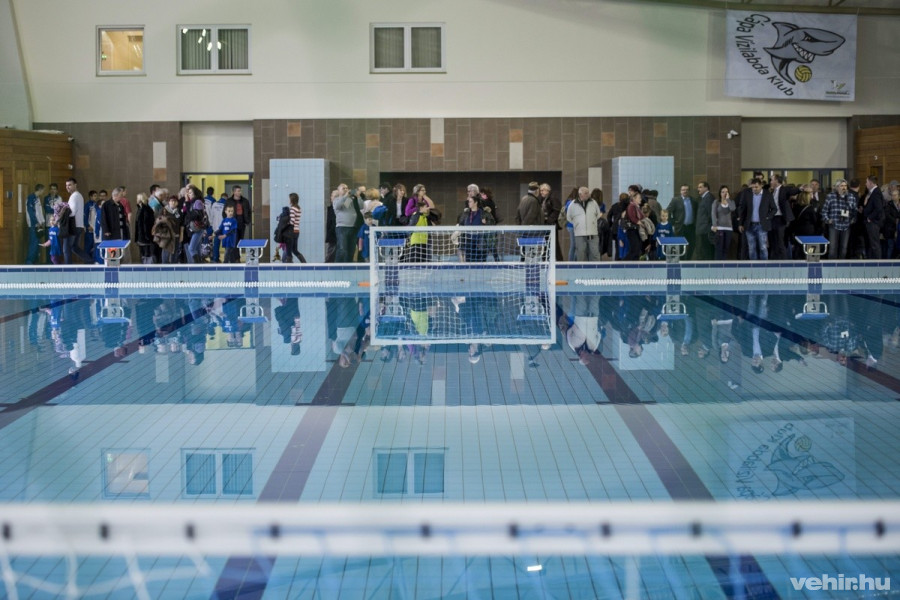 A megújult ajkai városi uszoda 2016. március 11-én, az ünnepélyes átadó napján. A beruházás bruttó 850 millió forintból, 572 millió forint TAO-forrás felhasználásával, közel másfél év alatt készült el. MTI Fotó: Bodnár Boglárka