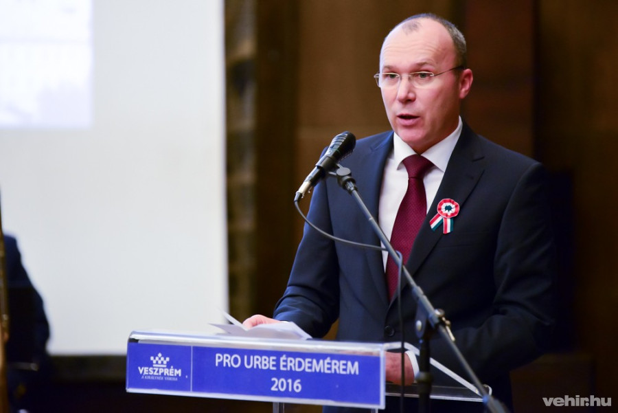 Porga Gyula polgármester köszöntötte a díjazottakat