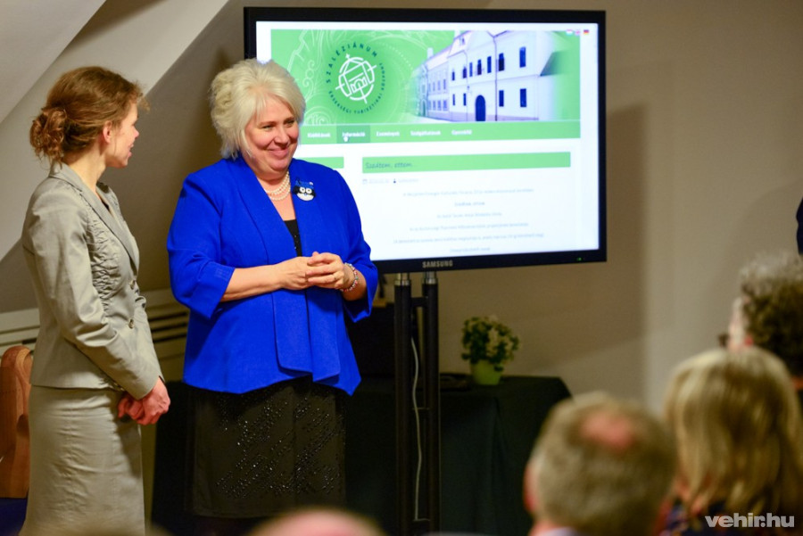 Jobbra Marina Kaljurand