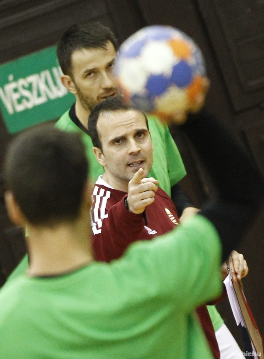 Xavier Sabaté Caviedes, a férfi kézilabda-válogatott szövetségi kapitánya (k) a vb-selejtezőre készülő nemzeti csapat edzésén a fővárosi Elektromos Sporttelepen 2016. április 5-én. MTI Fotó: Kovács Anikó