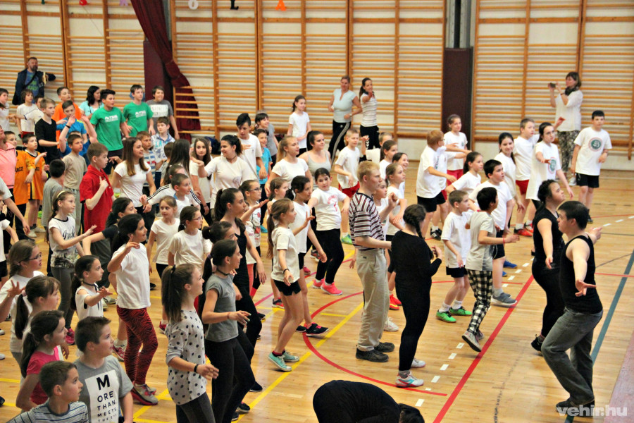 közös bemelegítés: közel 350 általános iskolás vett részt a vetélkedőn