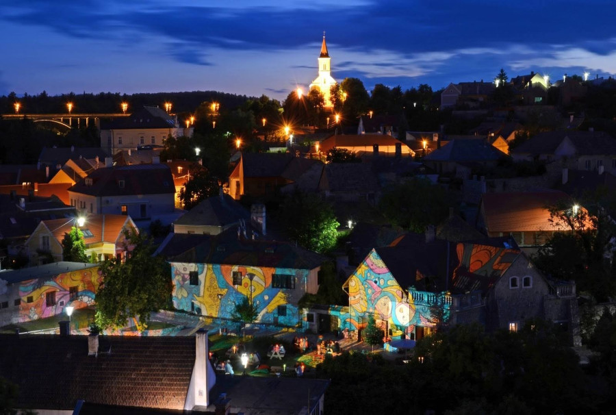 Különleges látvány a Benedek-hegyről: Dj Zöld már tavaly is vetített a Fricska falára Fotó: Kutassy Csaba 