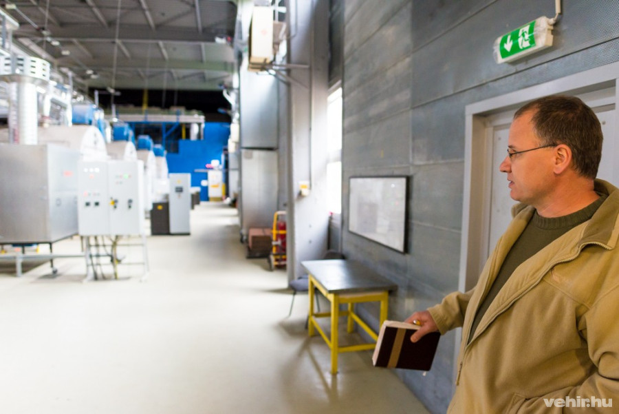 Hegyi Zoltán, háttérben a kazánok