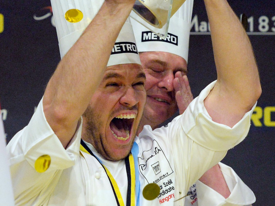 Széll Tamás a Kupával. A magyar csapat 12 ezer eurót vihet haza. Fotó:kovács tamás(MTI)