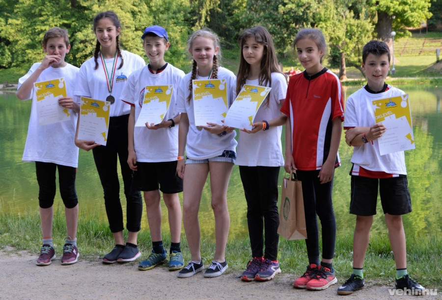 A tájfutó diákolimpia országos döntőjében egyéniben 1-6. helyezést elérő gyerekek balról jobbra: Angyal Dániel, Mérő Dominika, Bálint Benedek, Lantai Lili, Bácskai Eszter, Gaschler Emma, Bálint Gergő - Fotók: Bálint Mónika