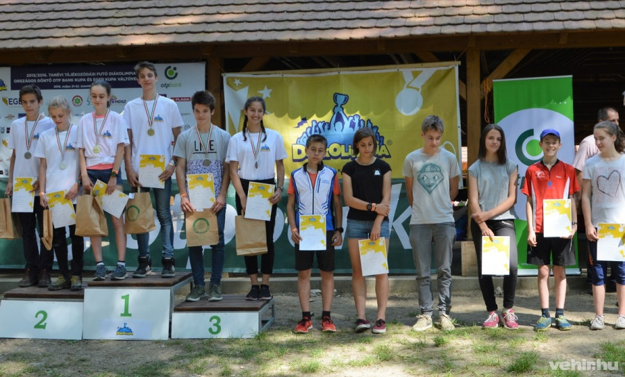 A normáltávú versenyszámban bronzérmet szerzett Mérő Dominika, valamint Bálint Benedek (6. helyezett, piros felsőben) a IV. korcsoport eredményhirdetésén