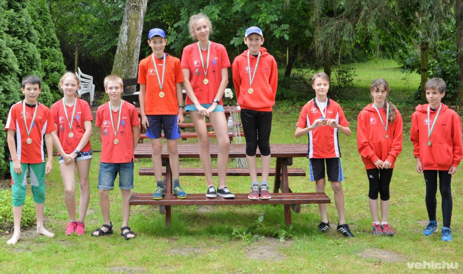 A váltó versenyszámban a legfiatalabb mezőnyben mindhárom dobogós helyet a VHSE versenyzői szerezték meg