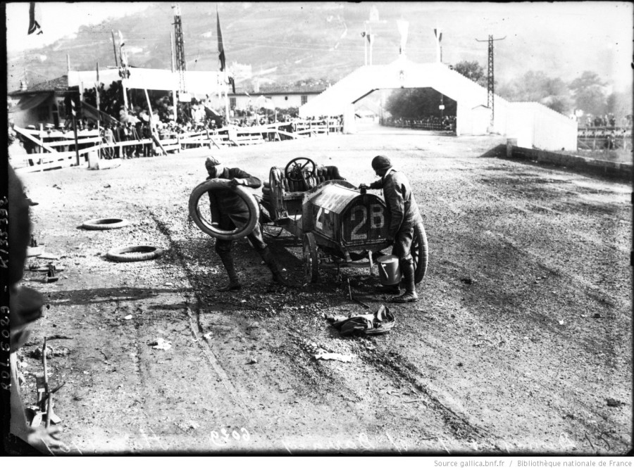 Felice Nazzaro és szerelője kereket cserél (FIAT)