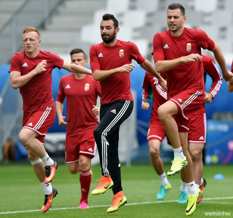 Elöl Kleinheisler László, Fiola Attila és Szalai Ádám (b-j) a franciaországi labdarúgó Európa-bajnokságon szereplő magyar labdarúgó-válogatott Ausztria elleni mérkőzése előtti hivatalos edzésén, Bordeaux-ban 2016. június 13-án. MTI Fotó: Illyés Tibor