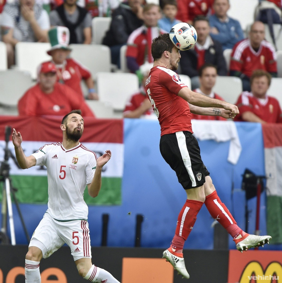 Fiola Attila (b) és az osztrák Christian Fuchs a franciaországi labdarúgó Európa-bajnokság F csoportja első fordulójában játszott Ausztria - Magyarország mérkőzésen a Bordeaux-i Stadionban 2016. június 14-én. Ausztria - Magyarország 0-2. MTI Fotó: Illyés Tibor