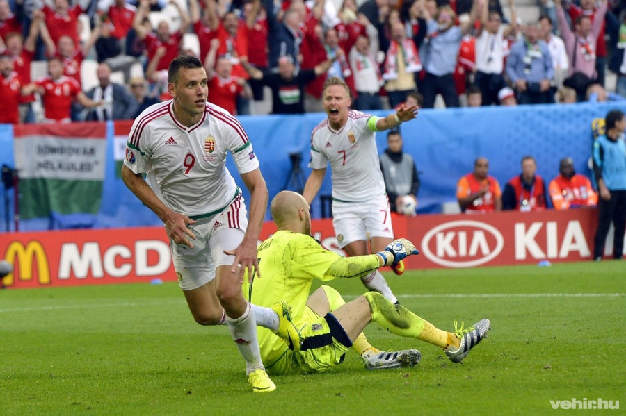 Szalai Ádám (b), miután gólt szerzett a franciaországi labdarúgó Európa-bajnokság F csoportja első fordulójában játszott Ausztria - Magyarország mérkőzésen a Bordeaux-i Stadionban 2016. június 14-én. Mellette Dzsudzsák Balázs (j) és Robert Almer osztrák kapus (b2). MTI Fotó: Illyés Tibor