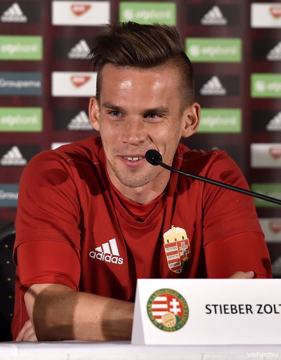 Stieber Zoltán, a magyar labdarúgó-válogatott tagja a csapat sajtótájékoztatóján a Magyar Labdarúgó Szövetség (MLSZ) médiaközpontjában a franciaországi Montaurouxban 2016. június 15-én. Az Európa-bajnokságon 44 év után szereplő magyar válogatott az előző napon 2-0-ra győzött Ausztria ellen. MTI Fotó: Illyés Tibor