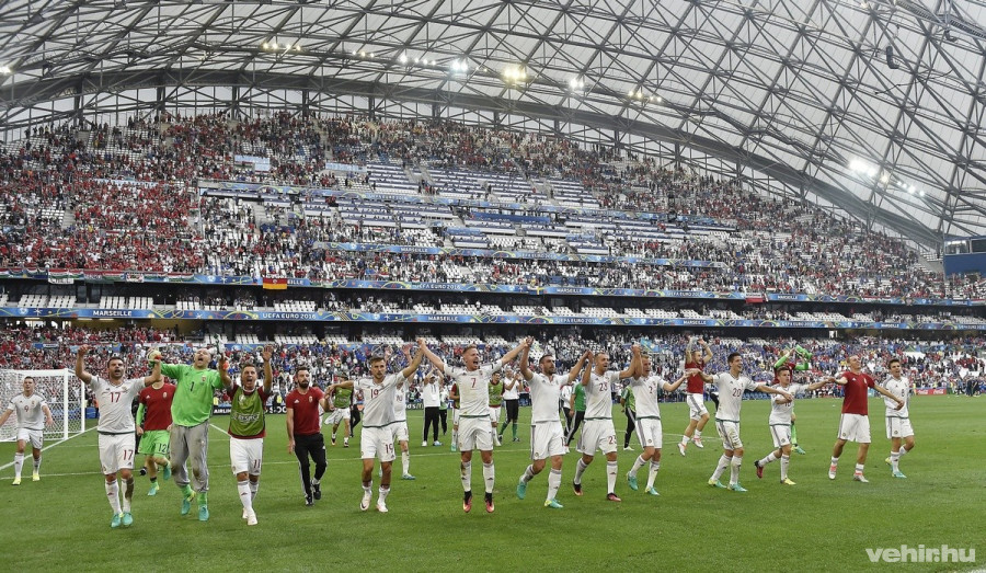 A magyar labdarúgó-válogatott tagjai ünnepelnek, miután 1-1-es döntetlent játszottak a franciaországi labdarúgó Európa-bajnokság F csoportja második fordulójában játszott Izland - Magyarország mérkőzésen a marseille-i Velodrome Stadionban 2016. június 18-án. MTI Fotó: Illyés Tibor 