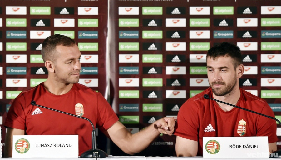 Juhász Roland (b) és Böde Dániel, a magyar labdarúgó-válogatott tagjai a csapat sajtótájékoztatóján a Magyar Labdarúgó Szövetség (MLSZ) médiaközpontjában a franciaországi Montauroux-ban 2016. június 20-án. A magyar csapat harmadik mérkőzését június 22-én játssza Portugália ellen a franciaországi labdarúgó Európa-bajnokság F csoportjában, amelynek élén Magyarország áll. MTI Fotó: Illyés Tibor