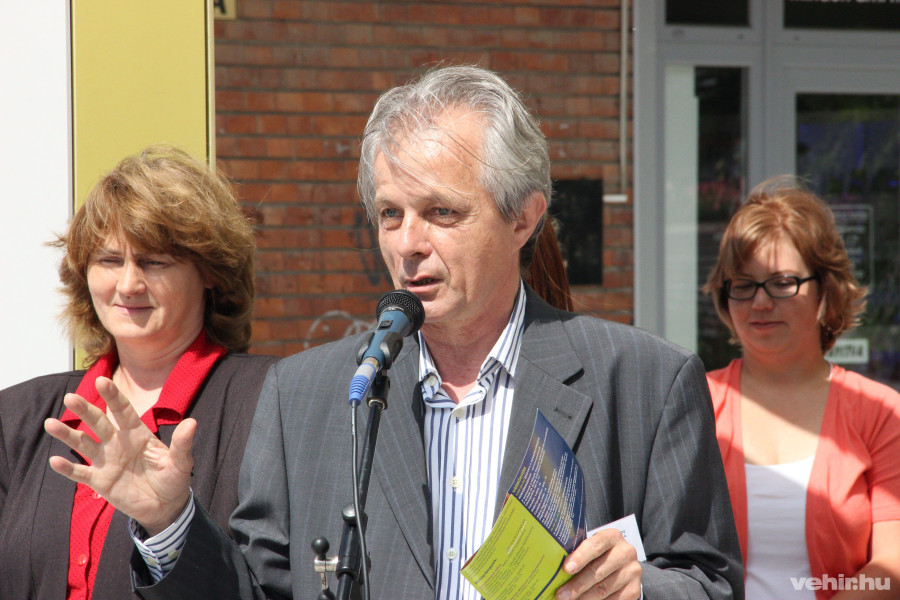 s. dr. perémi ágota (b) és Hegyeshalmi László a sajtótájékoztatón