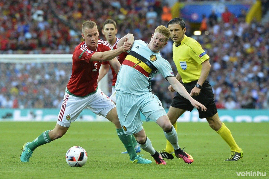 Lang Ádám (b) és a belga Kevin De Bruyne a franciaországi labdarúgó Európa-bajnokság nyolcaddöntőjének Magyarország - Belgium mérkőzésén a toulouse-i Municipal Stadionban 2016. június 26-án. MTI Fotó: Illyés Tibor