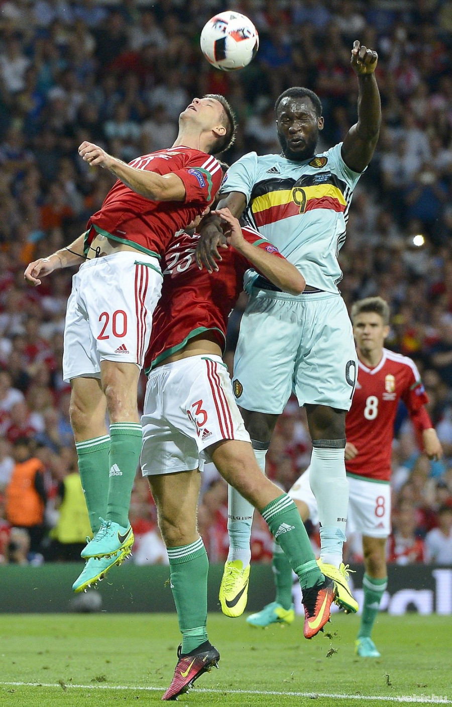 Guzmics Richárd és Juhász Roland, valamint a belga Romelu Lukaku (b-j) a franciaországi labdarúgó Európa-bajnokság nyolcaddöntőjének Magyarország - Belgium mérkőzésén Toulouse-ban 2016. június 26-án. A magyar válogatott 4-0-ra kikapott Belgiumtól, így kiesett. MTI Fotó: Illyés Tibor