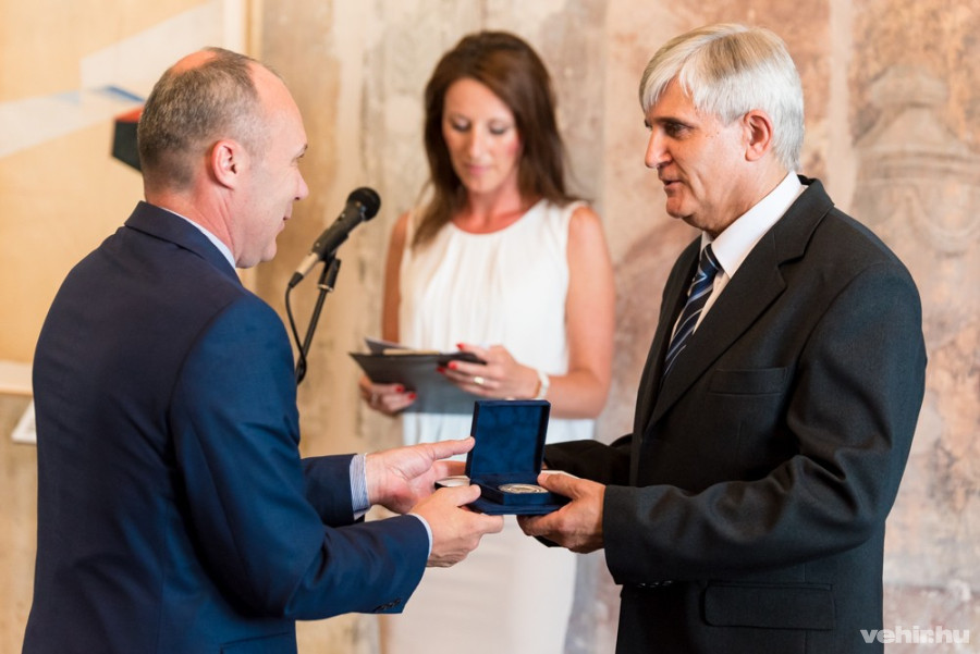 Porga gyula átadja a díjat dr. virga lászlónak