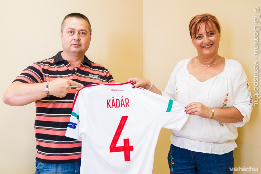 Marton Zsolt Kádárné Hegedűs Veronikától vehette át a teljes csapat által dedikált mezt