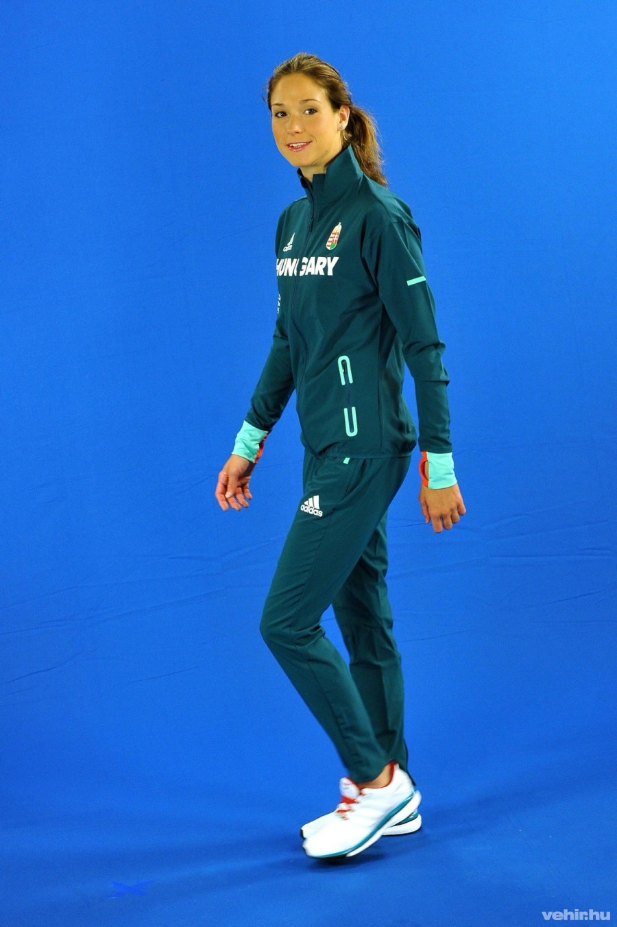 Földházi Zsófia, a riói olimpián résztvevő öttusázó fényképezkedik a formaruha átvétele után a Syma Rendezvényközpontban 2016. július 2-án. MTI Fotó: Kovács Attila