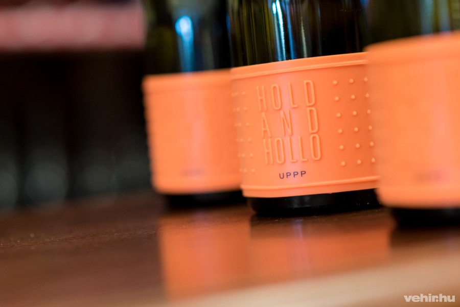 Az uppp narancssárga szilikoncímkéjét könnyű kiszúrni a polcon