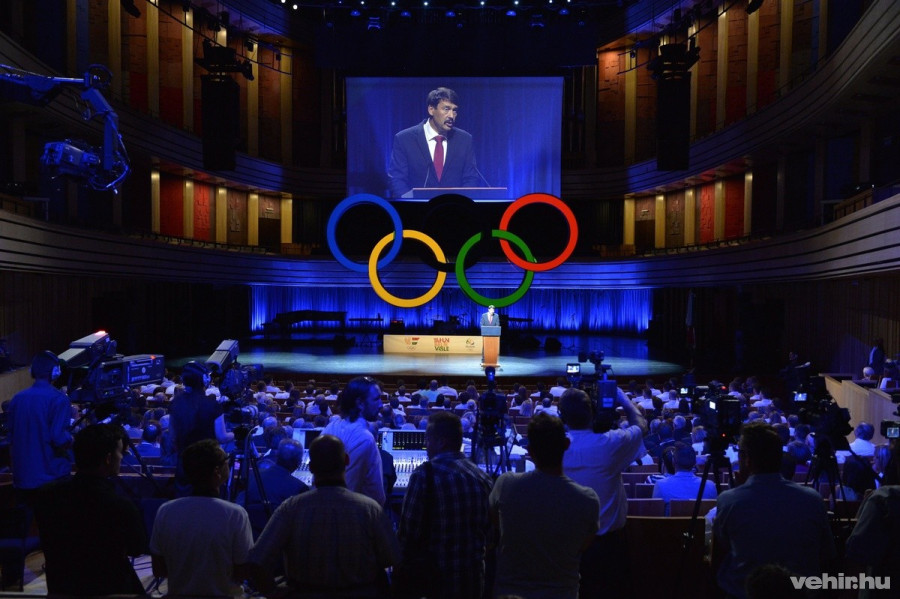 Áder János köztársasági elnök beszédet mond a riói nyári olimpián résztvevő magyar sportolók ünnepélyes fogadalomtétele előtt a Művészetek Palotájában 2016. július 7-én. MTI Fotó: Máthé Zoltán
