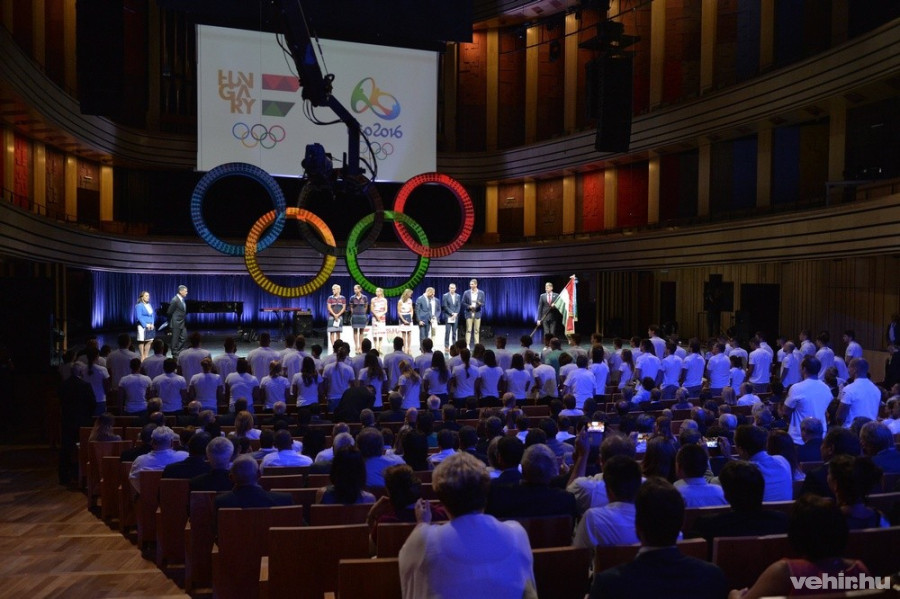 A riói nyári olimpián résztvevő magyar sportolók ünnepélyes fogadalomtétele a Művészetek Palotájában 2016. július 7-én. MTI Fotó: Máthé Zoltán